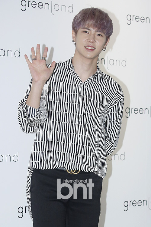 《101》朴圣雨等出席活动 条纹西装干练帅气9