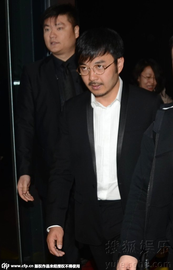 汪涵获众人护驾显大牌 边走边戴围巾表情呆萌
