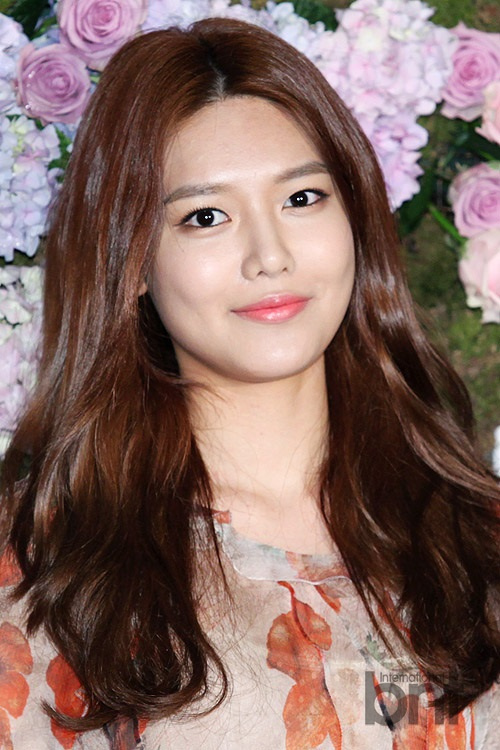 少时秀英李沇熹出席品牌活动 洋装甜美可爱6457813