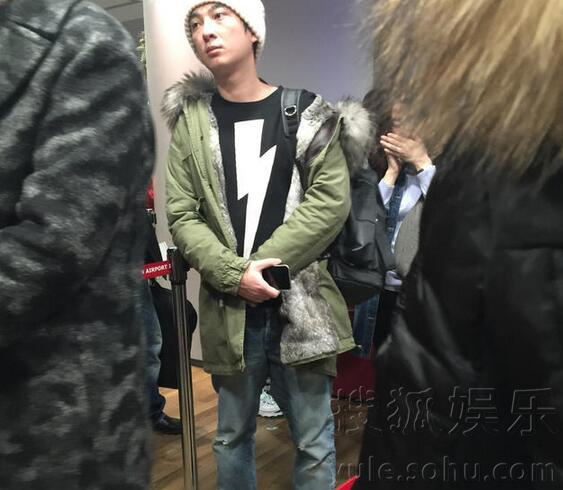 王思聪现身韩国机场 不走贵宾通道排长队-娱乐