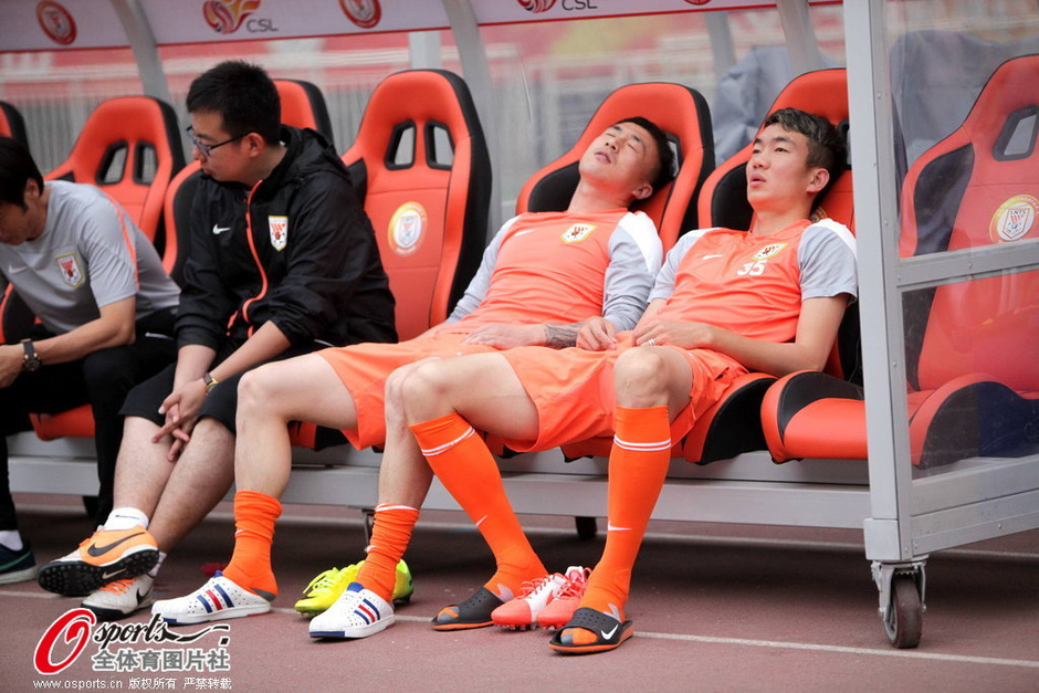 高清:<em>鲁能</em>备战库卡亲自拎训练用球 <em>女球迷</em>合影