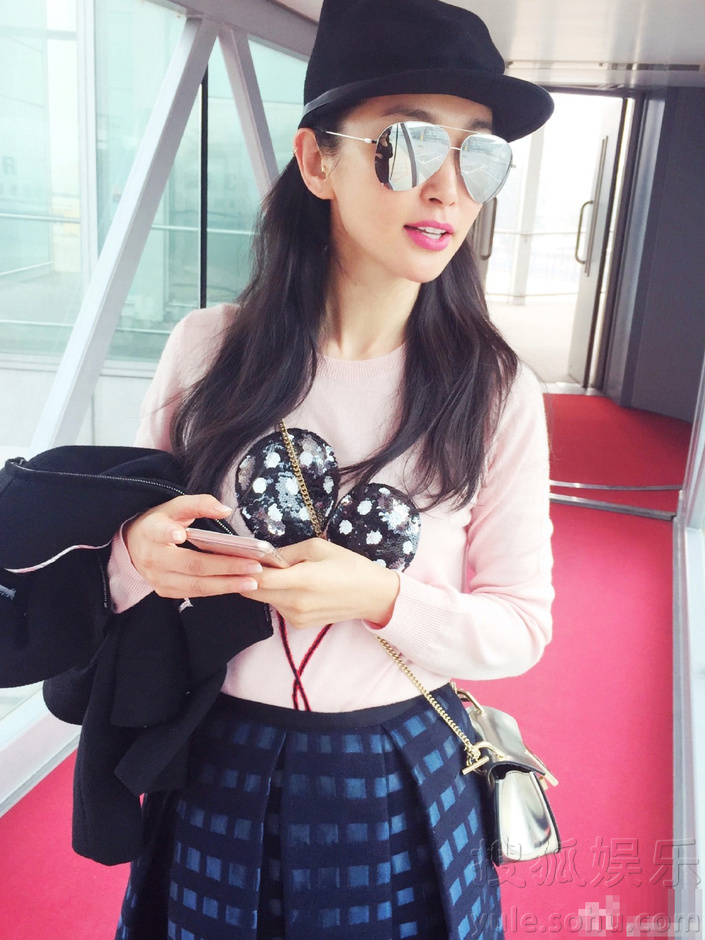 李冰冰登机见红毯起范儿 摆造型遭催促(高清组图)