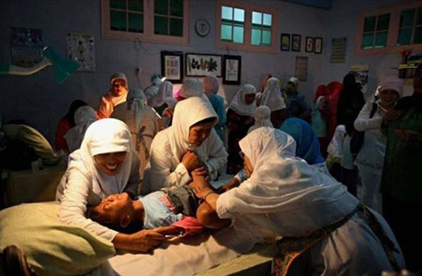 揭秘印尼残忍的女性割礼 保证妇女对丈夫忠贞