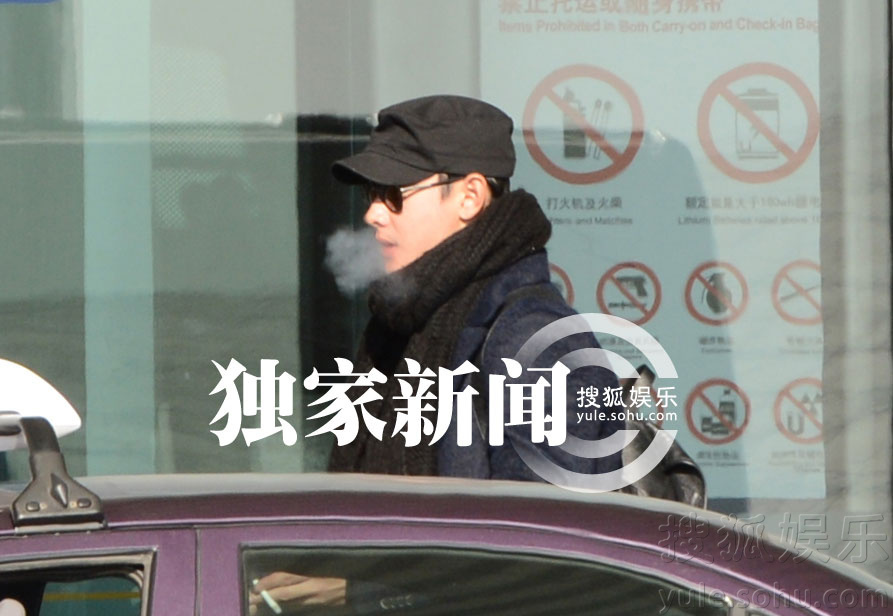 独家:罗晋回京烟瘾大作 机场外找人对火61582
