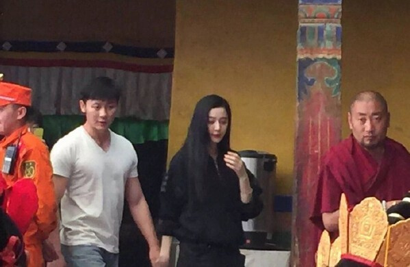  李晨范冰冰 十指紧扣 恩爱 现身 大昭寺虔诚礼佛