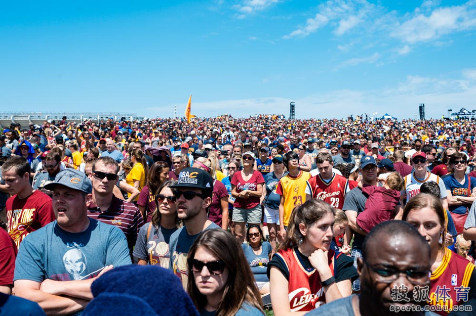 高清:骑士夺冠点燃克城 球迷万人空巷游行庆祝