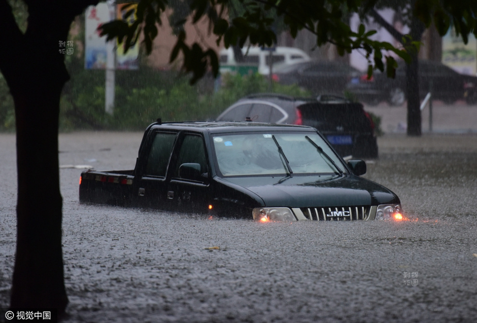 海南琼海突发雷雨大风天气 街道内涝成海-新闻