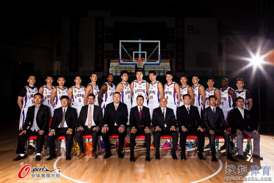 高清:辽宁男篮新赛季写真 杨鸣帅气韩德君搞怪