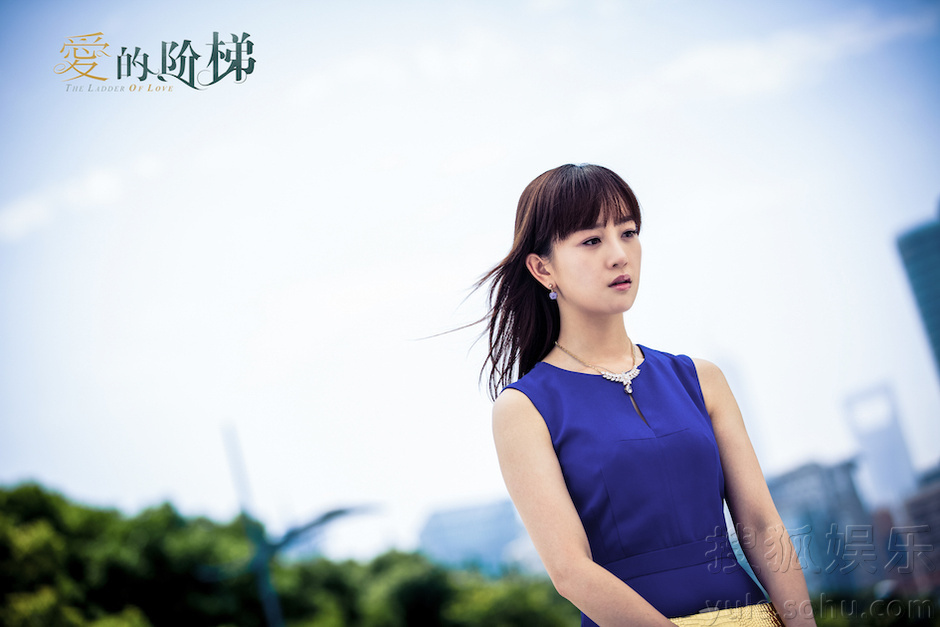 搜狐娱乐讯 近日,张檬主演的大型青春情感电视连续剧《爱的阶梯》正在