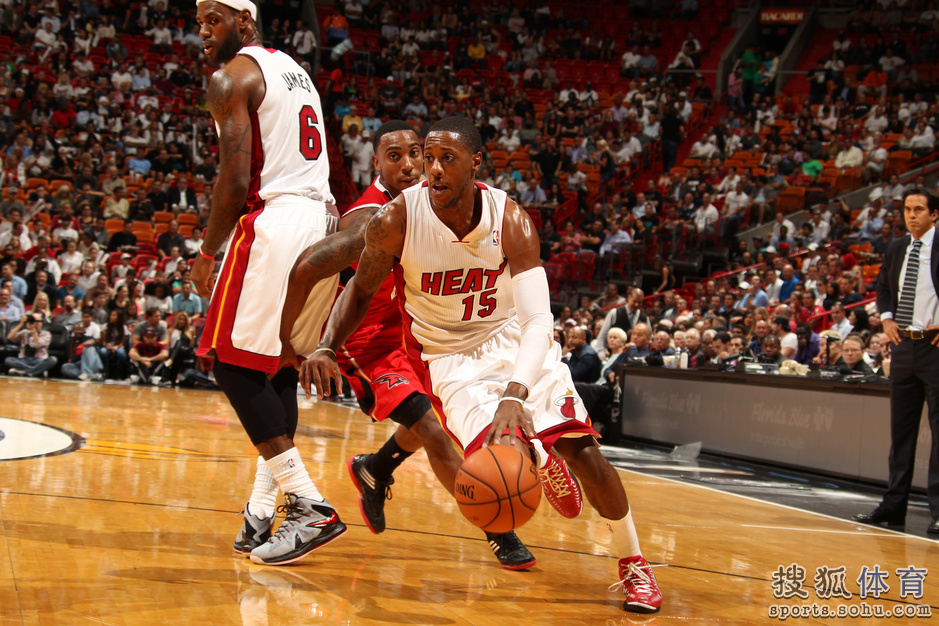 高清图:热火VS老鹰波什篮下强攻 詹皇淡定指挥