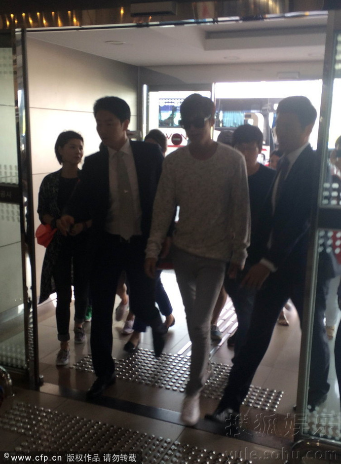 李敏镐戴墨镜现身机场赴沪 向粉丝挥手显亲民