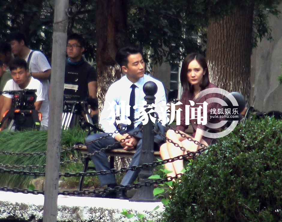 独家:杨幂与黄轩对戏 <em>短裤</em>look大秀美腿_手机粉