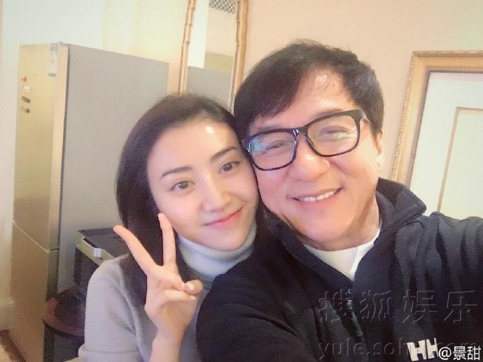 成龙与景甜贴脸自拍 比剪刀手卖萌 (高清组图)