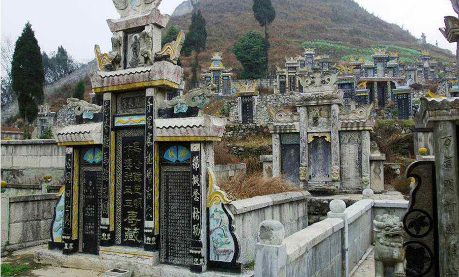 中国式豪华墓地 2007年3月22日,在贵州省德江县城边拍摄的坟山