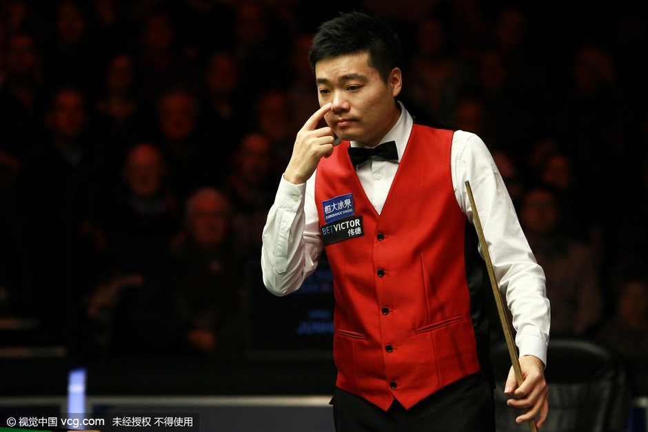 高清图:丁俊晖轰147挥拳庆祝 握手告别不留憾