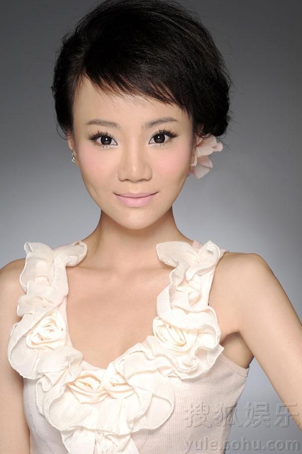 演员梓晓推出优雅写真 白衣粉裙显魅力气质