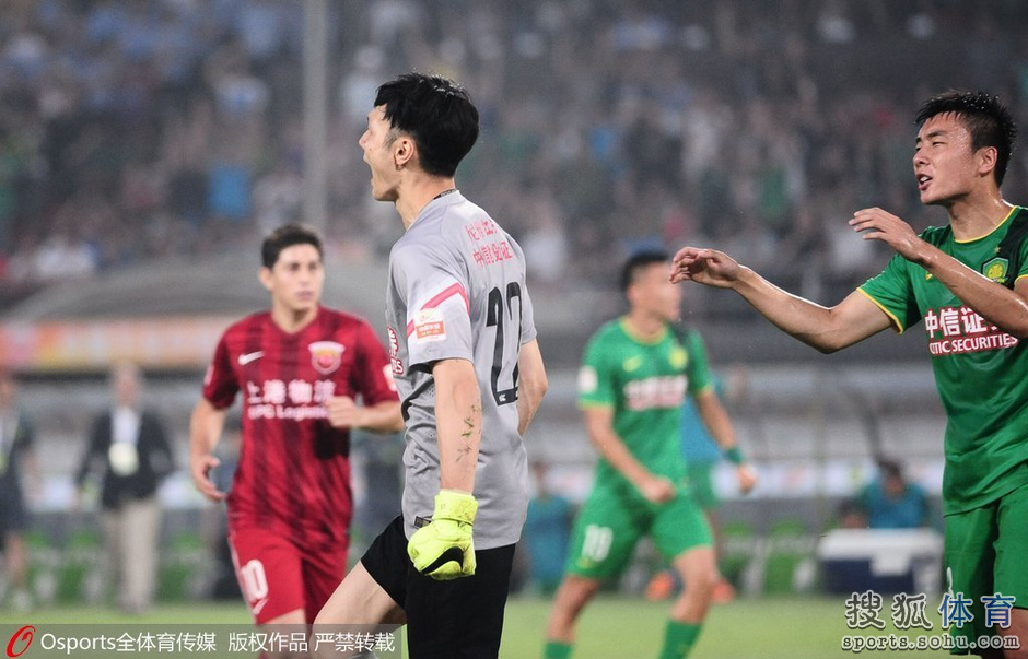 高清图:国安0-0战平上港 杨智神勇扑点激情怒吼