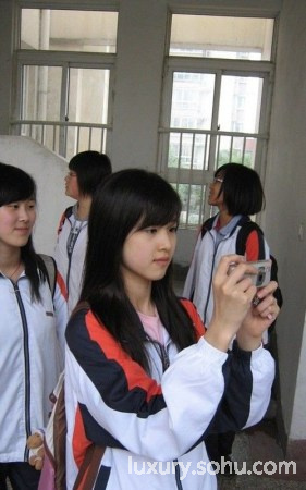 <em>奶茶妹妹身世起底</em>:父亲总裁 在清华陷陪睡门?