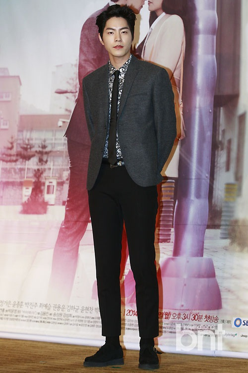 KARA韩胜妍等出席《女人漫画皮鞋》发布会6