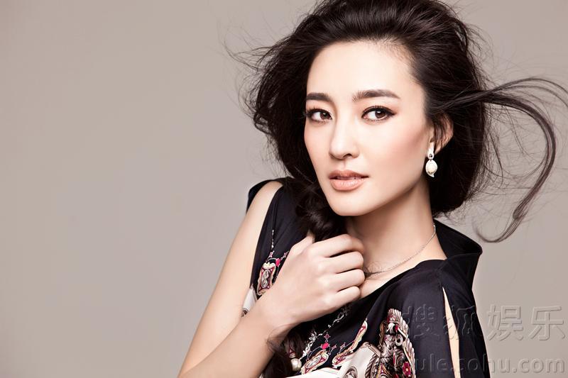 郭碧婷变身摩登女王 干练出镜英姿飒爽图片