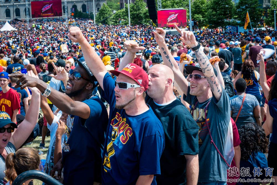 高清:骑士夺冠点燃克城 球迷万人空巷游行庆祝