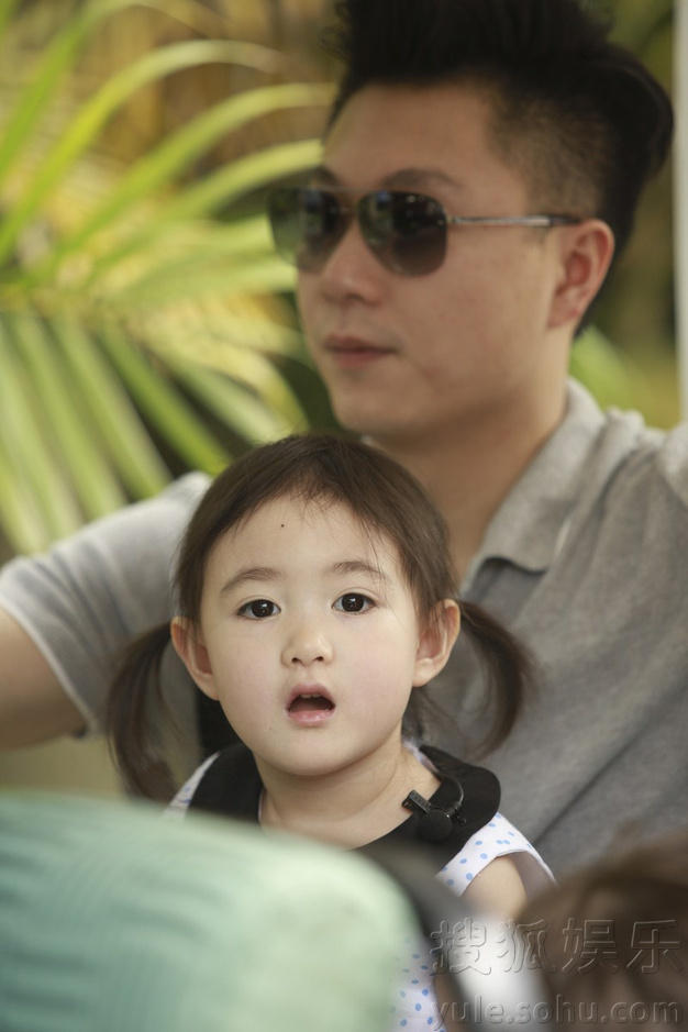 甜馨奥莉<em>姐妹情深</em>不舍分别 霍思燕<em>变装</em>送惊喜