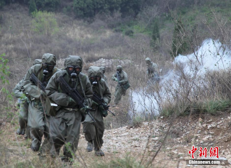 解放军侦察兵穿全套防护服训练 中国济南军区近日组织全区防化