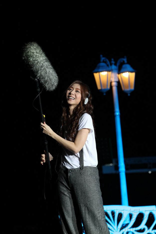 陈绮贞演唱会激吻女贝斯手 返场3次多唱9首歌