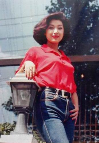 杜汶泽被婐女包围图片