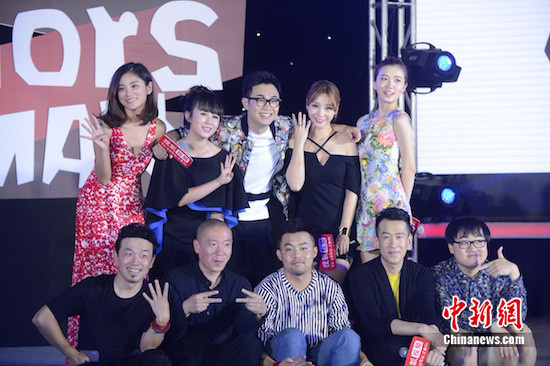 柳岩当众模仿放屁声 与三位女星横抱大鹏合影