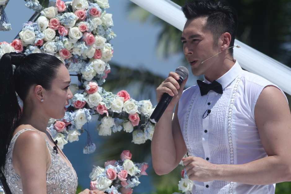 幸福来得太突然!张伦硕单膝下跪向钟丽缇求婚