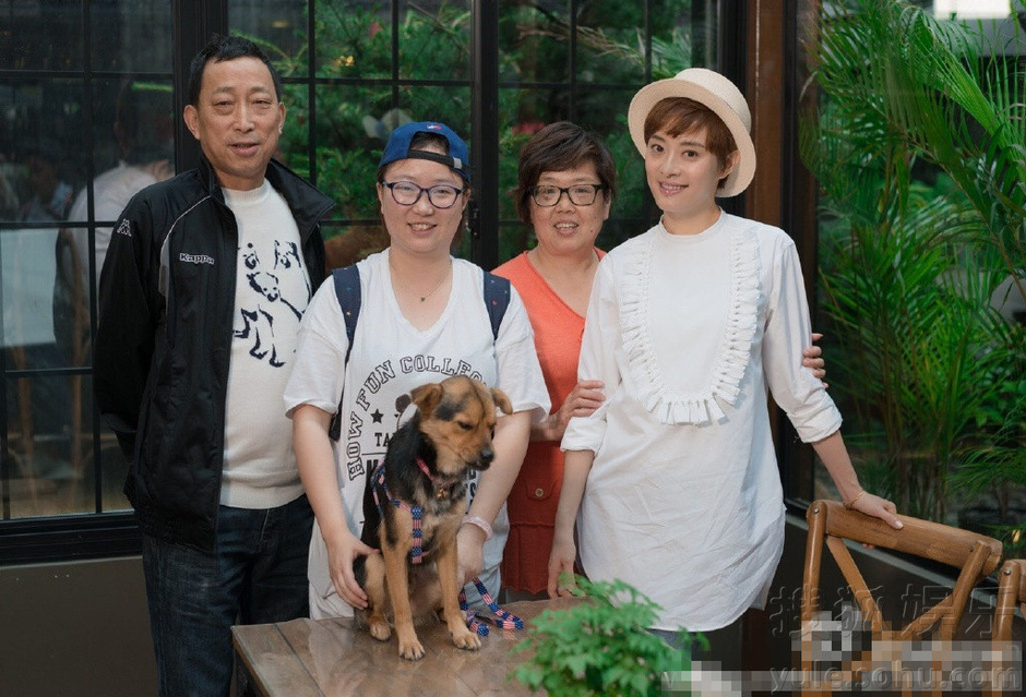 孙俪出席活动人美心善 邓超上辈子拯救世界了