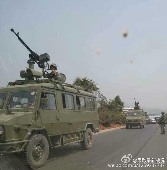 解放军陆空部队进驻中缅边境 军车成排歼11巡航 陆军轻型运兵车
