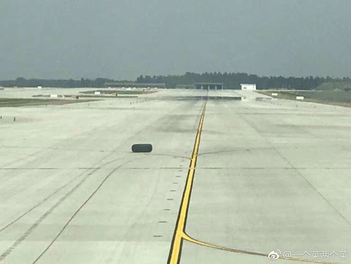 飞机在郑州机场降落后 发现轮子掉了 (组图)