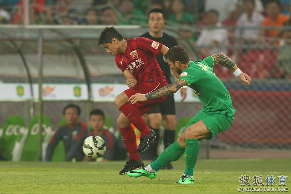 高清图:国安0-0战平上港 杨智神勇扑点激情怒吼