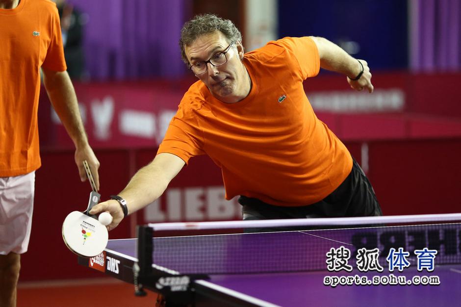 高清图:布兰科助阵世乒赛 打乒乓尽显搞笑天赋
