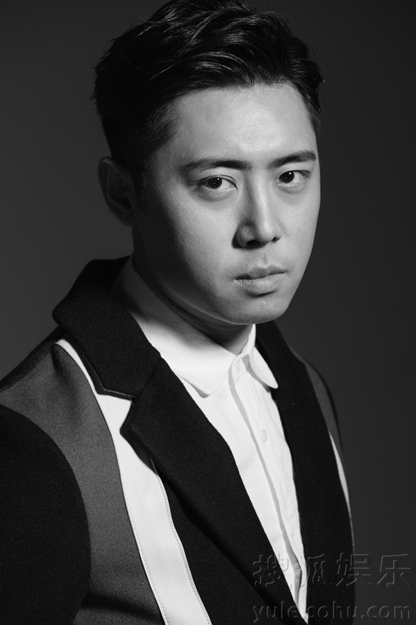 肖旭气质颠覆 黑白大片尽显儒雅绅士风范