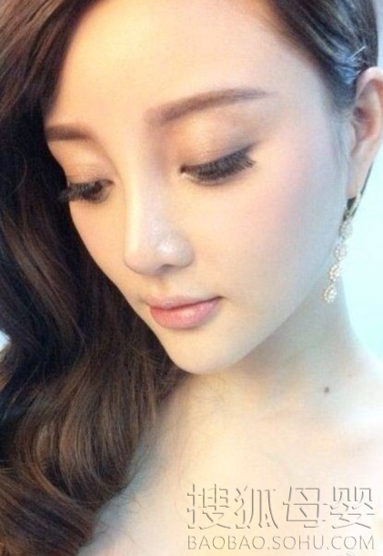 李小璐怀抱女儿素描曝光 爱女大眼肉脸可爱爆棚