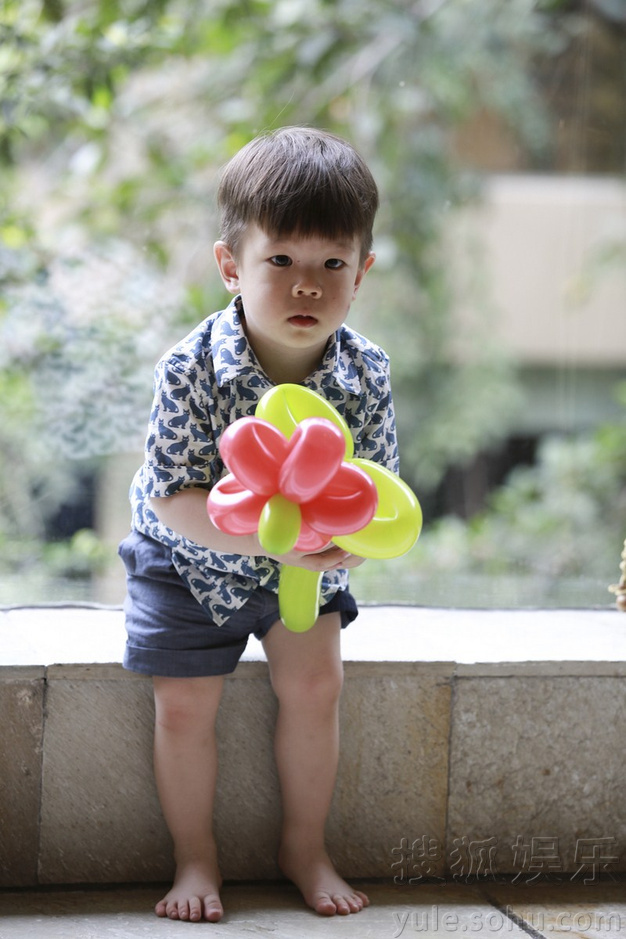 甜馨奥莉<em>姐妹情深</em>不舍分别 霍思燕<em>变装</em>送惊喜