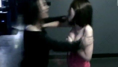 生活中女人打架想必不太常见,为了游戏打架更是奇闻,而为了游戏在