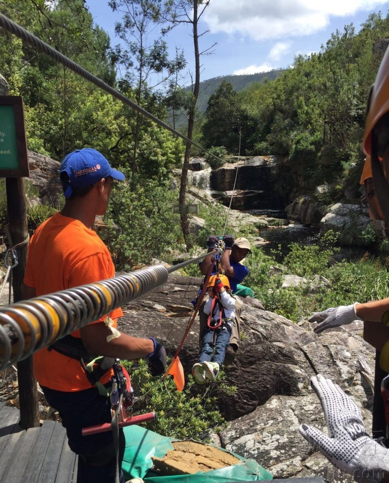 田亮一家四口森林探险 儿子比森蝶胆大8212225-娱乐频道图片库-大视野-搜狐