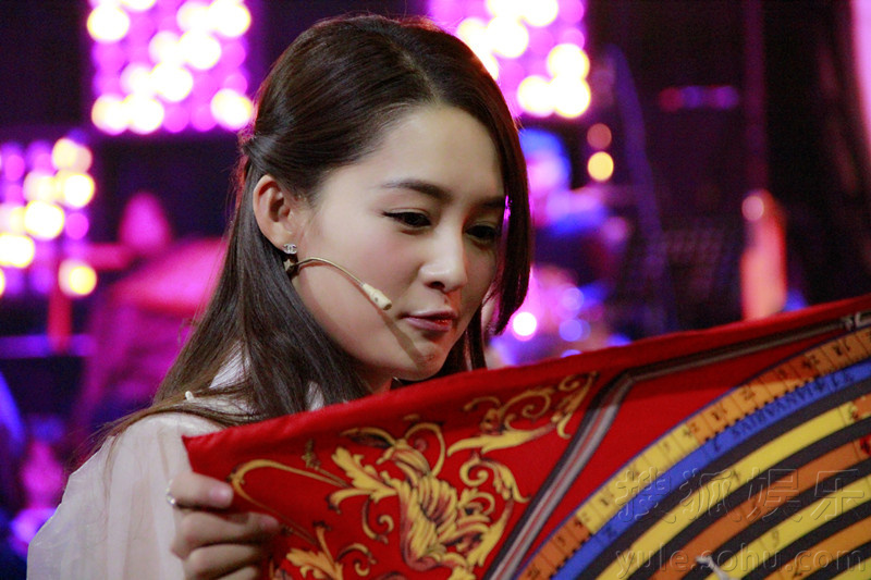 李沁做客《年代秀》 展丝巾诱惑被赞气质女神