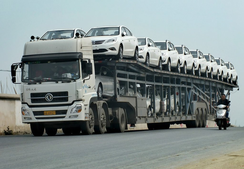 超高超宽超载 中国式商品车运输场面壮观7613