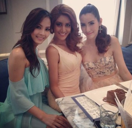 泰国人妖选美 众佳丽露肩秀腿火辣斗艳