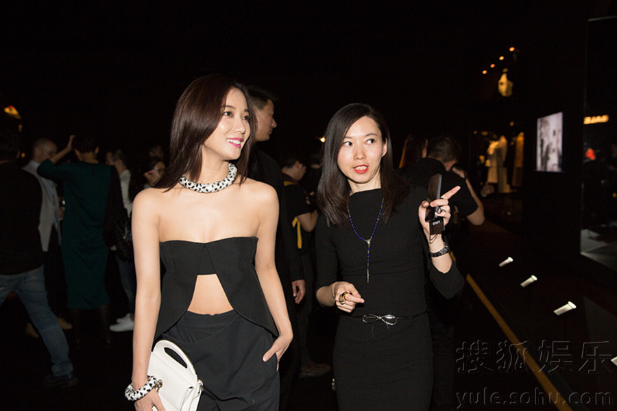  王珞丹 抹胸露腹小秀 性感  姚晨牵手看秀倪妮卖