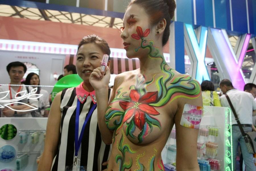 美博会上海开幕 现场人体彩绘引围观-文化频道