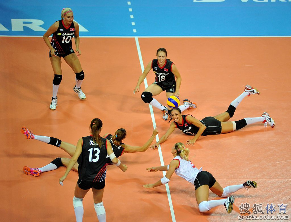 高清:土耳其<em>女排</em>3-2胜美国 集体<em>救球</em>场面震撼_