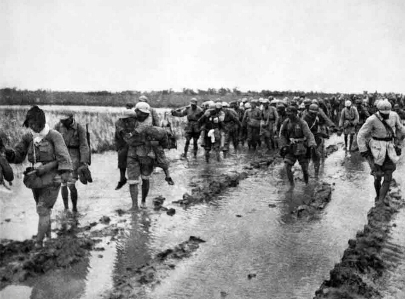 西南的解放军三兵团某部在湖北遇到大雨,道路泥泞,指战员们艰难行军