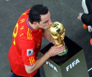 哈维国家队巅峰时刻:直塞助斗牛登顶 捧世界杯