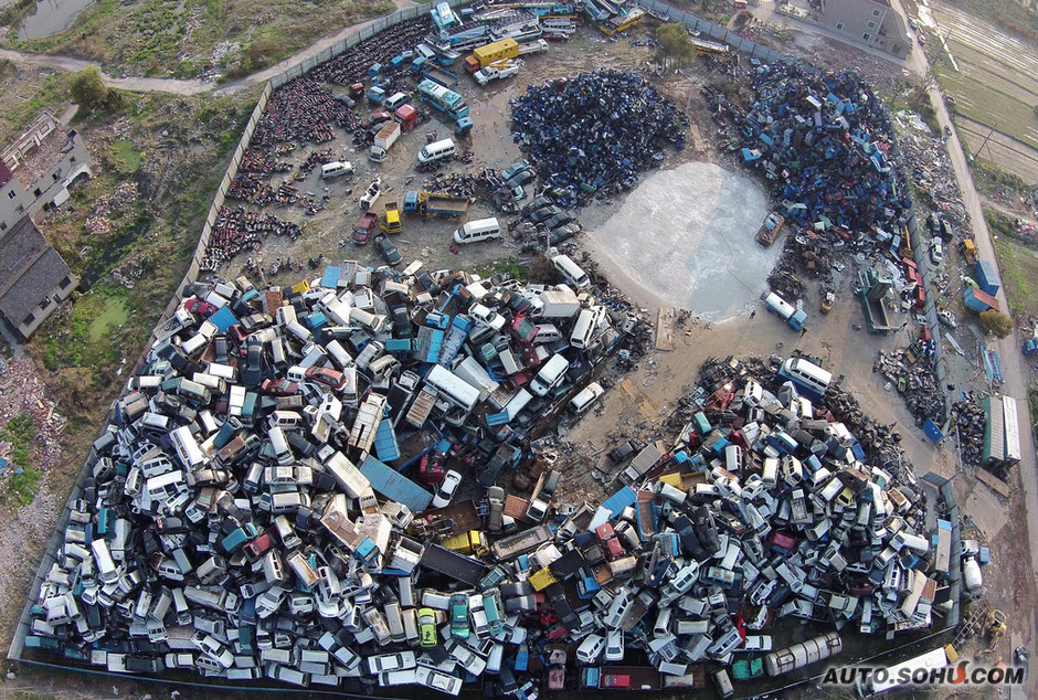 3月19日,浙江省杭州市一个报废车坟场,里面有黄标货车、轿车、三轮摩托、两轮摩及电动车密密麻麻重重叠叠地磊在一起,远看像一座山,从航拍器俯瞰、场面更加震撼。据工作人员介绍,所有车辆加起来数十万都有了。望梅路上的这个报废汽车堆场,隶属于杭州某资源利用有限公司余杭区报废汽车回收分公司,这家公司主要经营报废汽车回收、拆解,望梅路上仅仅是个堆放点,堆放着3000多辆报废汽车。在这个堆放点对面的临平山坳下,则是报废汽车的拆解施工点。